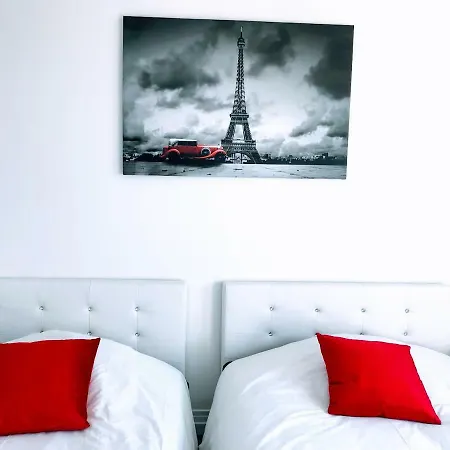 Luxe Eiffel Tower And Seine River Apartment