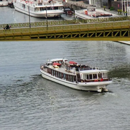 Luxe Eiffel Tower And Seine River Paris
